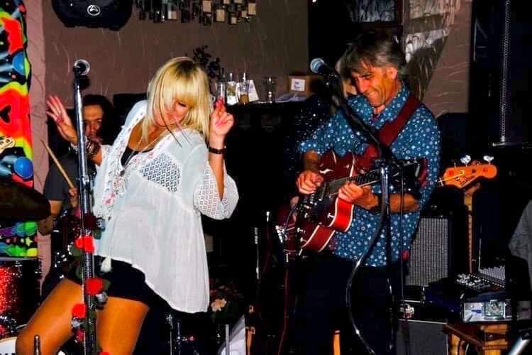 This image has an empty alt attribute; its file name is stella-hensley-and-chris-newman.jpg